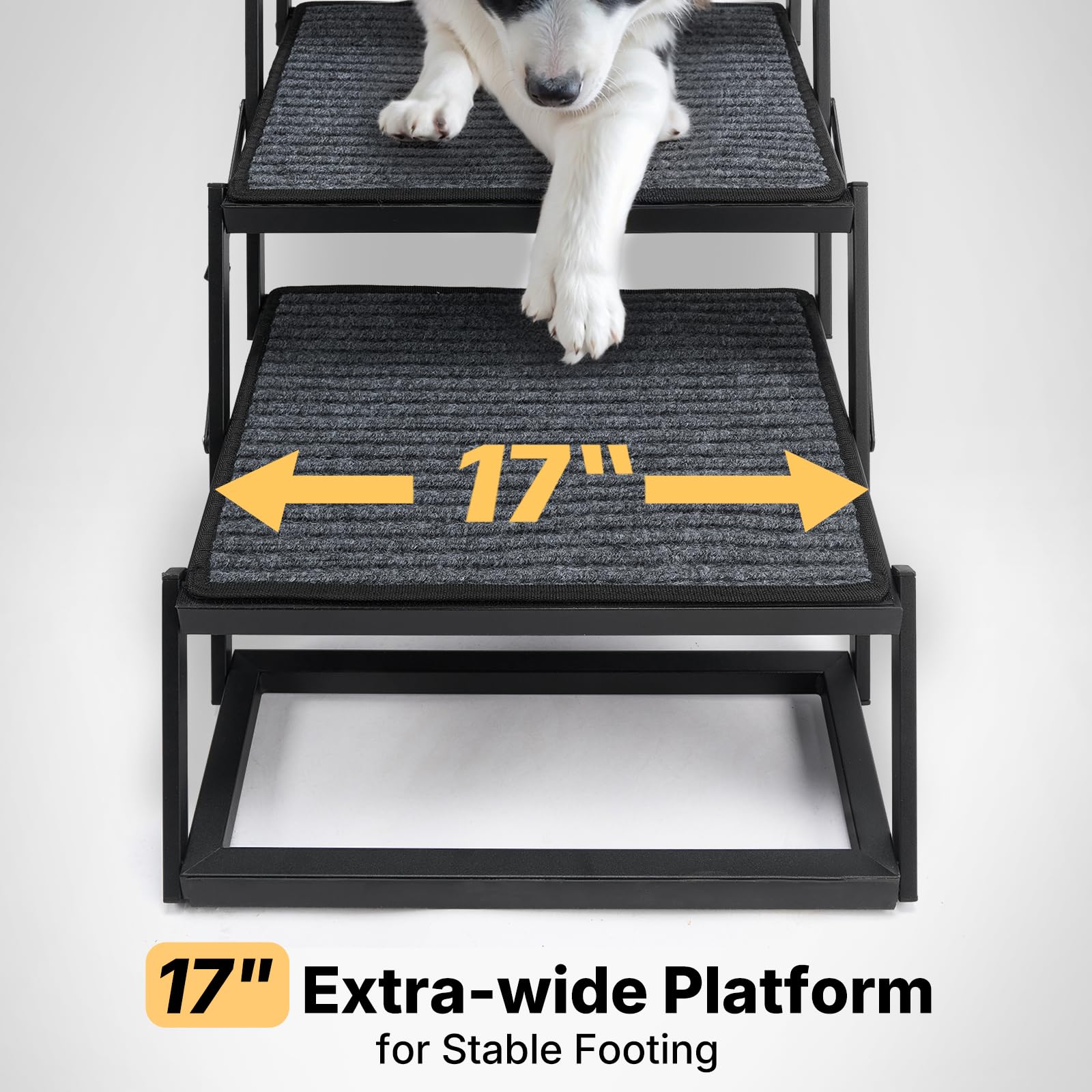 Veehoo escalera junto a una maleta para mostrar tamaño plegado y portabilidad