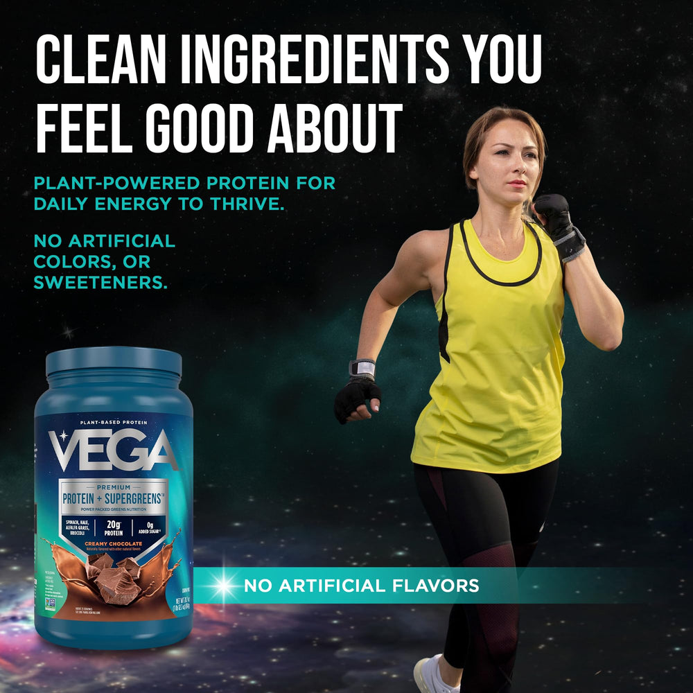Vega atleta sosteniendo batido, apoyo proteico tras ejercicio