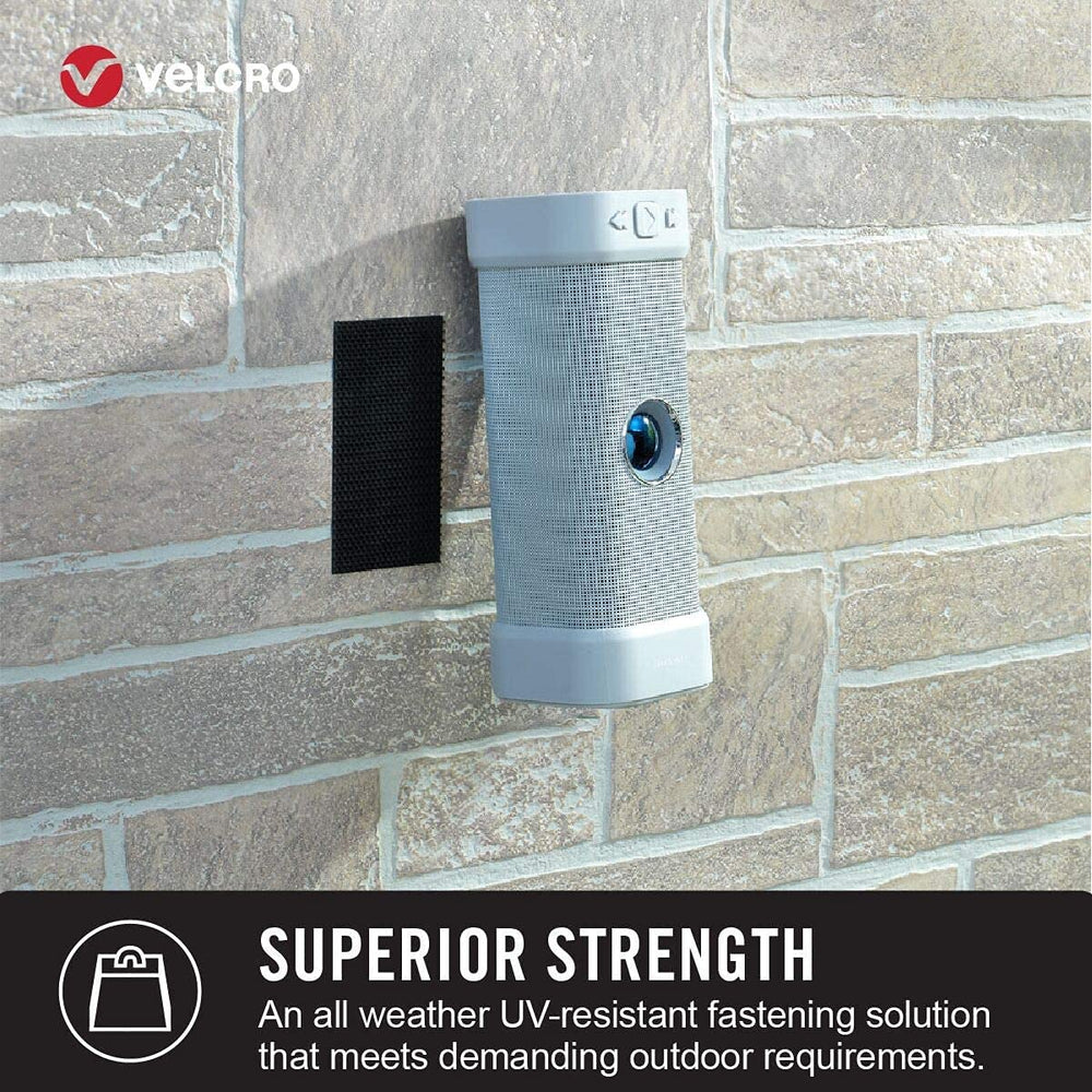 VELCRO cinta aplicada en pared de concreto demostrando su sujeción