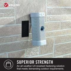 VELCRO cinta aplicada en pared de concreto demostrando su sujeción