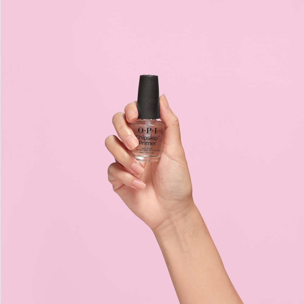Vera Wang OPI RapiDry escala junto a una uña para ver tamaño real y precisión