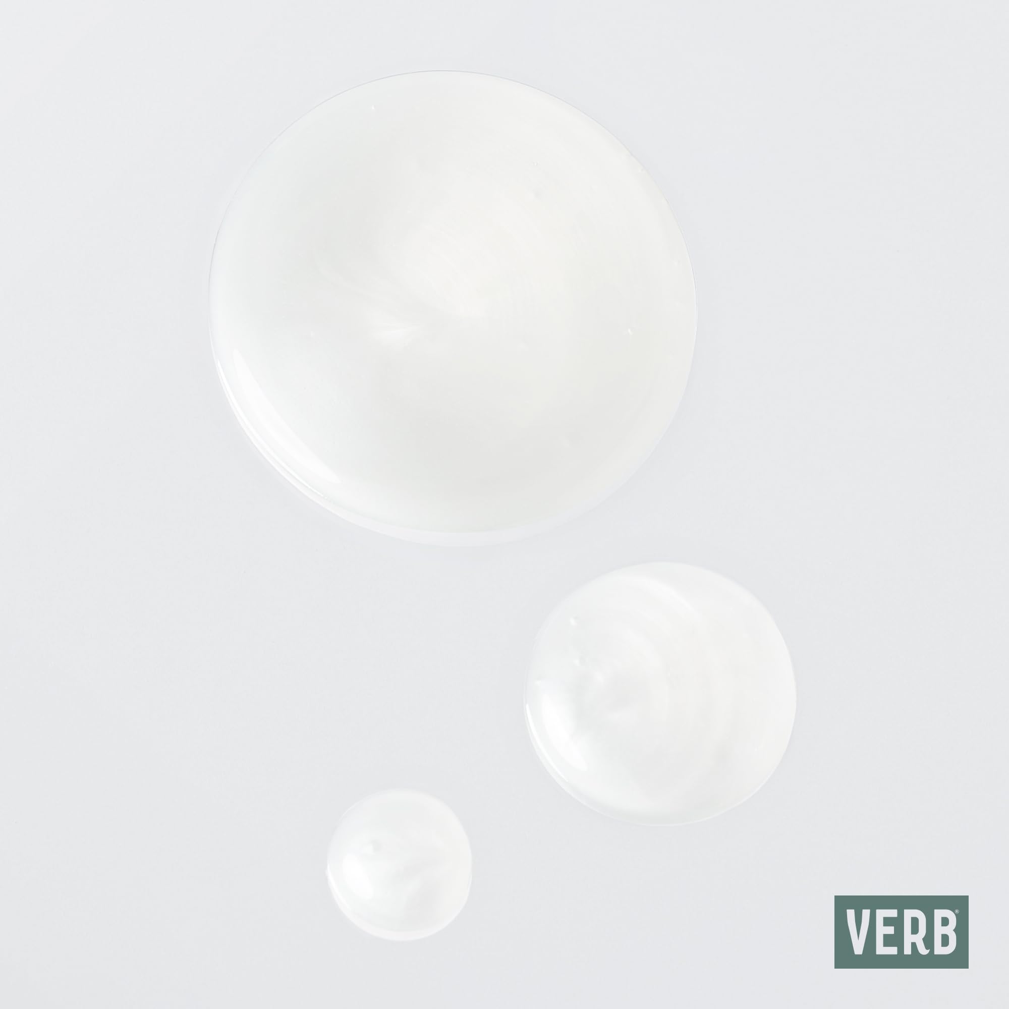 VERB Ghost champú en uso bajo la ducha limpia y controla el encrespamiento
