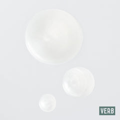 VERB Ghost champú en uso bajo la ducha limpia y controla el encrespamiento