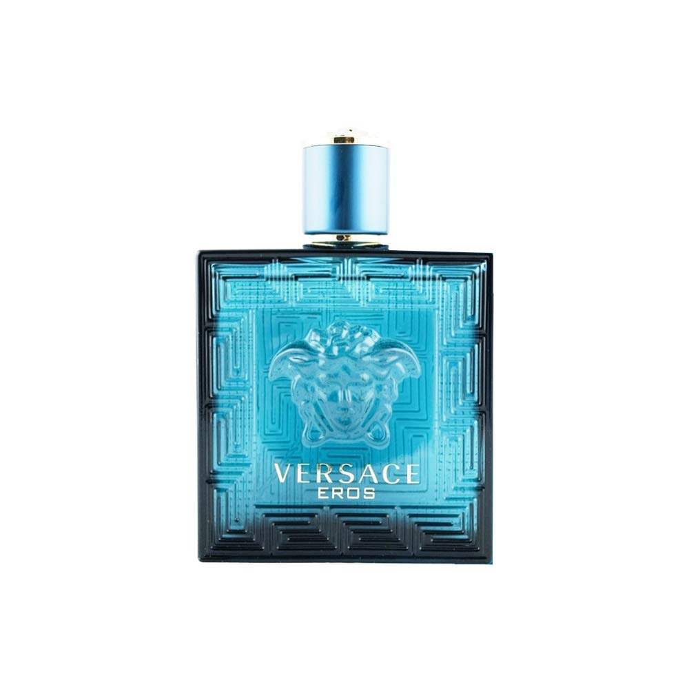 Versace Eros detalle del atomizador en uso, muestra control y aplicación precisa