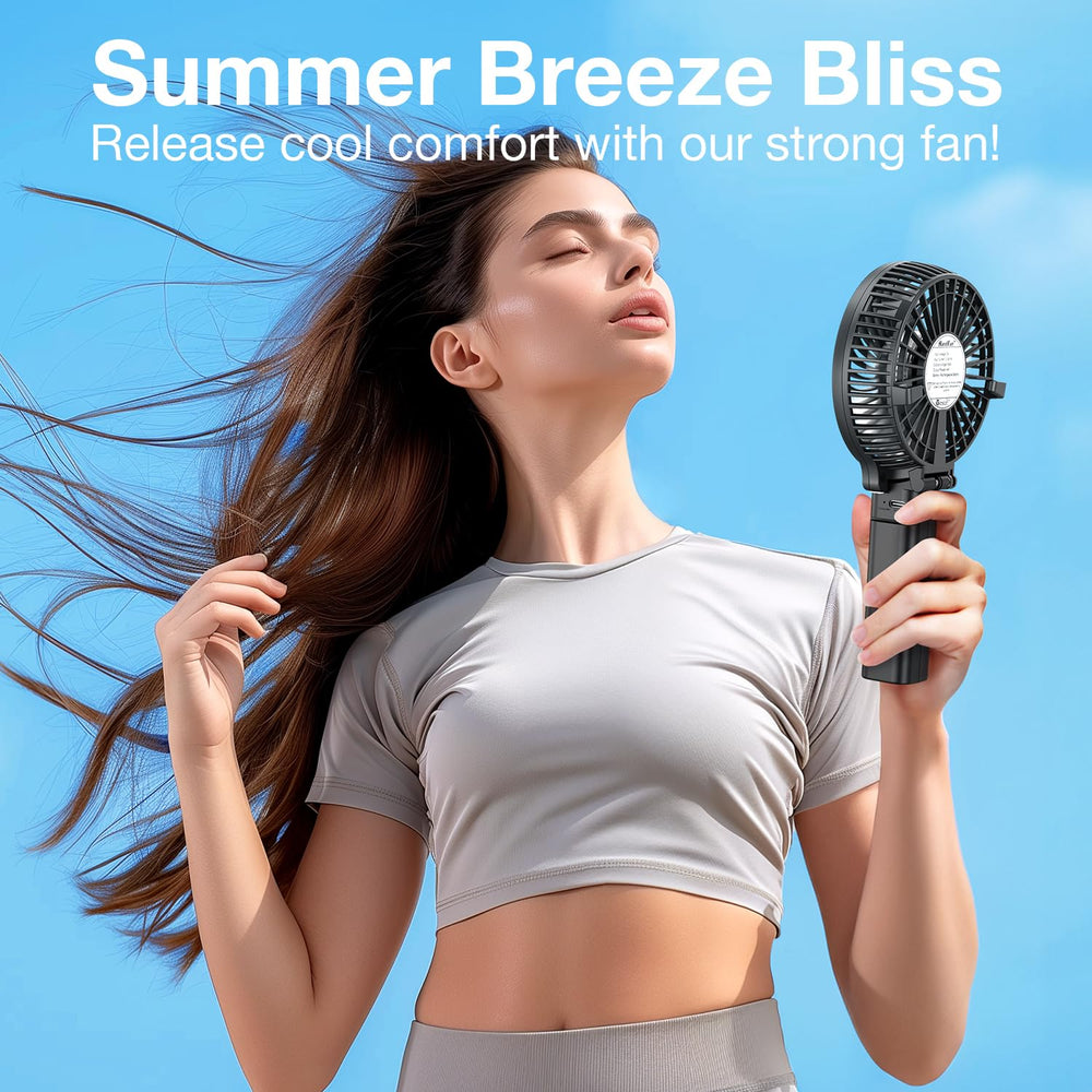 VersionTECH ventilador en mano mostrando ergonomía y refrigeración personal