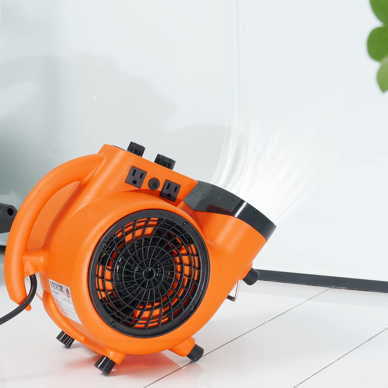 VEVOR Air Mover en garaje ventilando y refrescando el espacio de trabajo