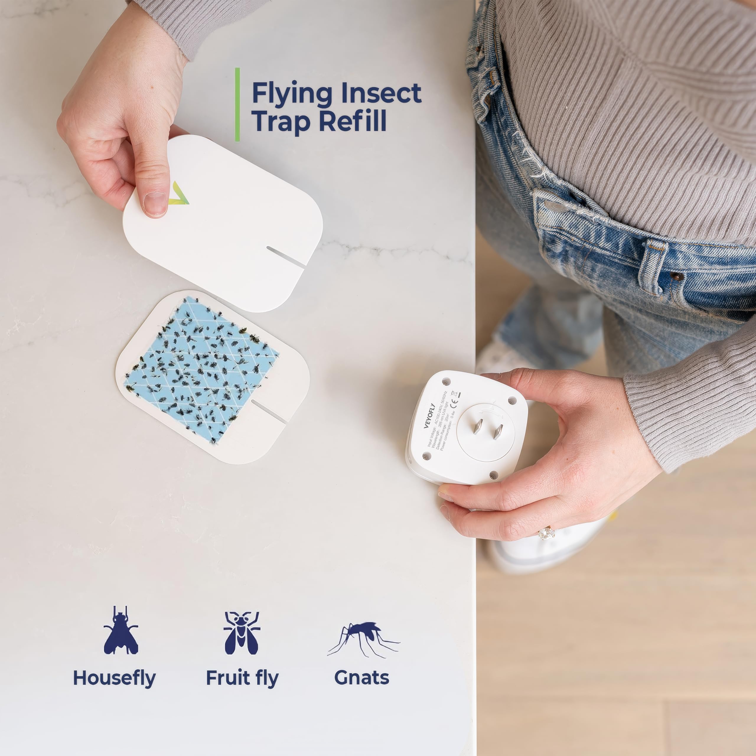 VEYOFLY lámina junto a una mano para comparar tamaño y facilidad de manejo