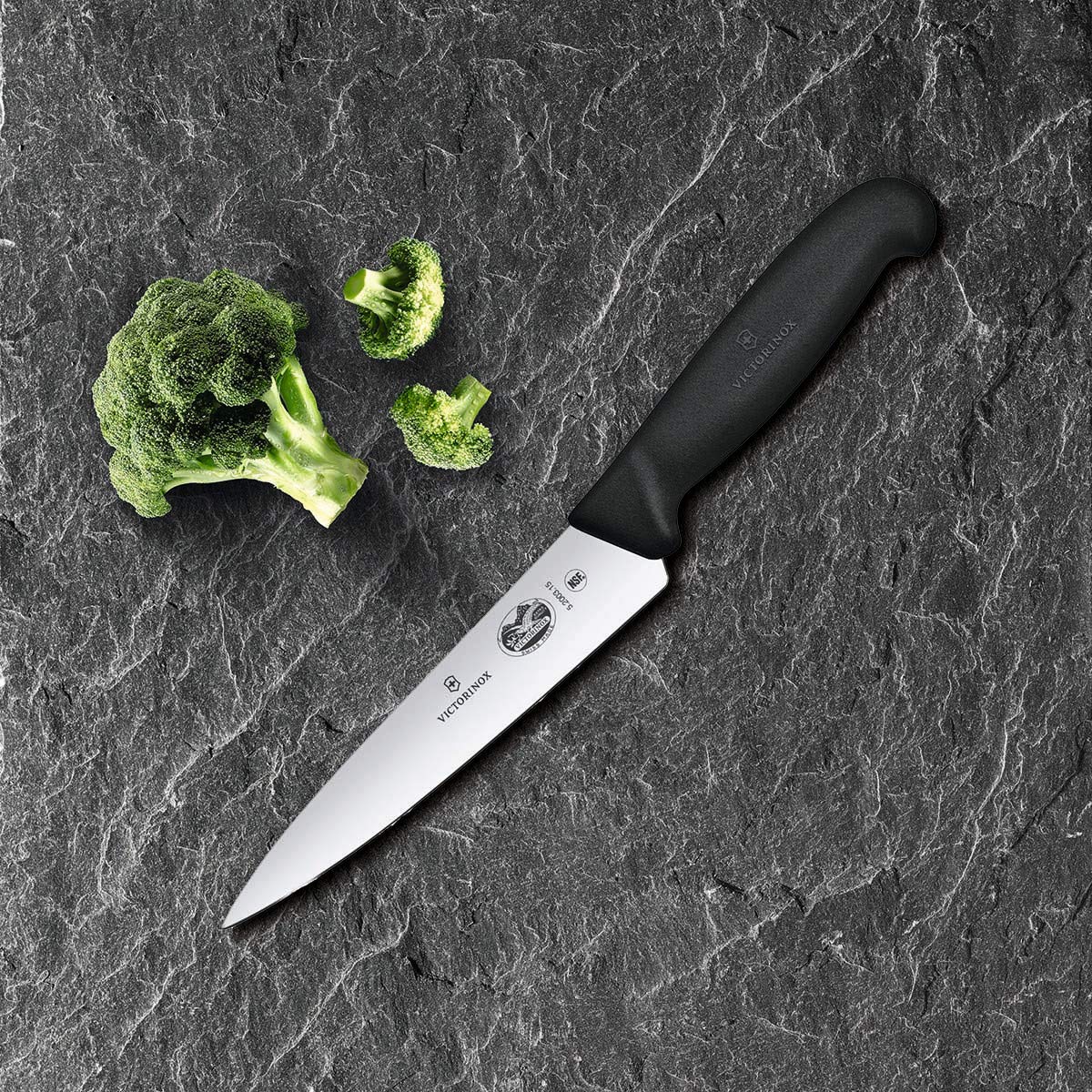 Victorinox primer plano de la hoja Fibrox resaltando el acero afilado