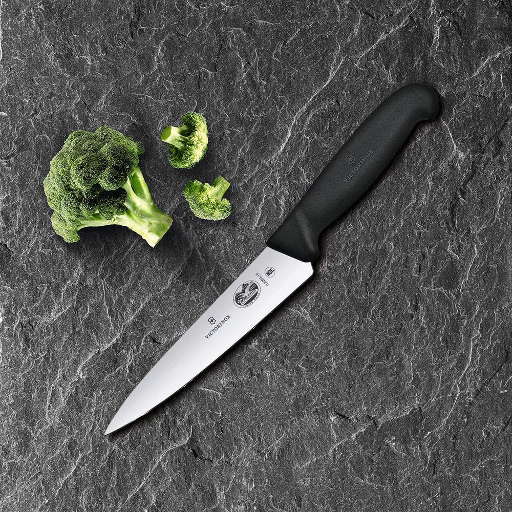 Victorinox primer plano de la hoja Fibrox resaltando el acero afilado