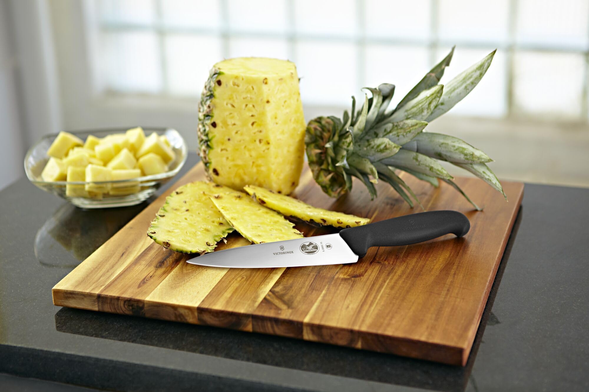 Victorinox cuchillo Fibrox en tabla cortando verduras con corte uniforme