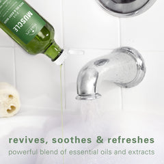 Village Naturals Therapy producto en uso en bañera para un baño relajante