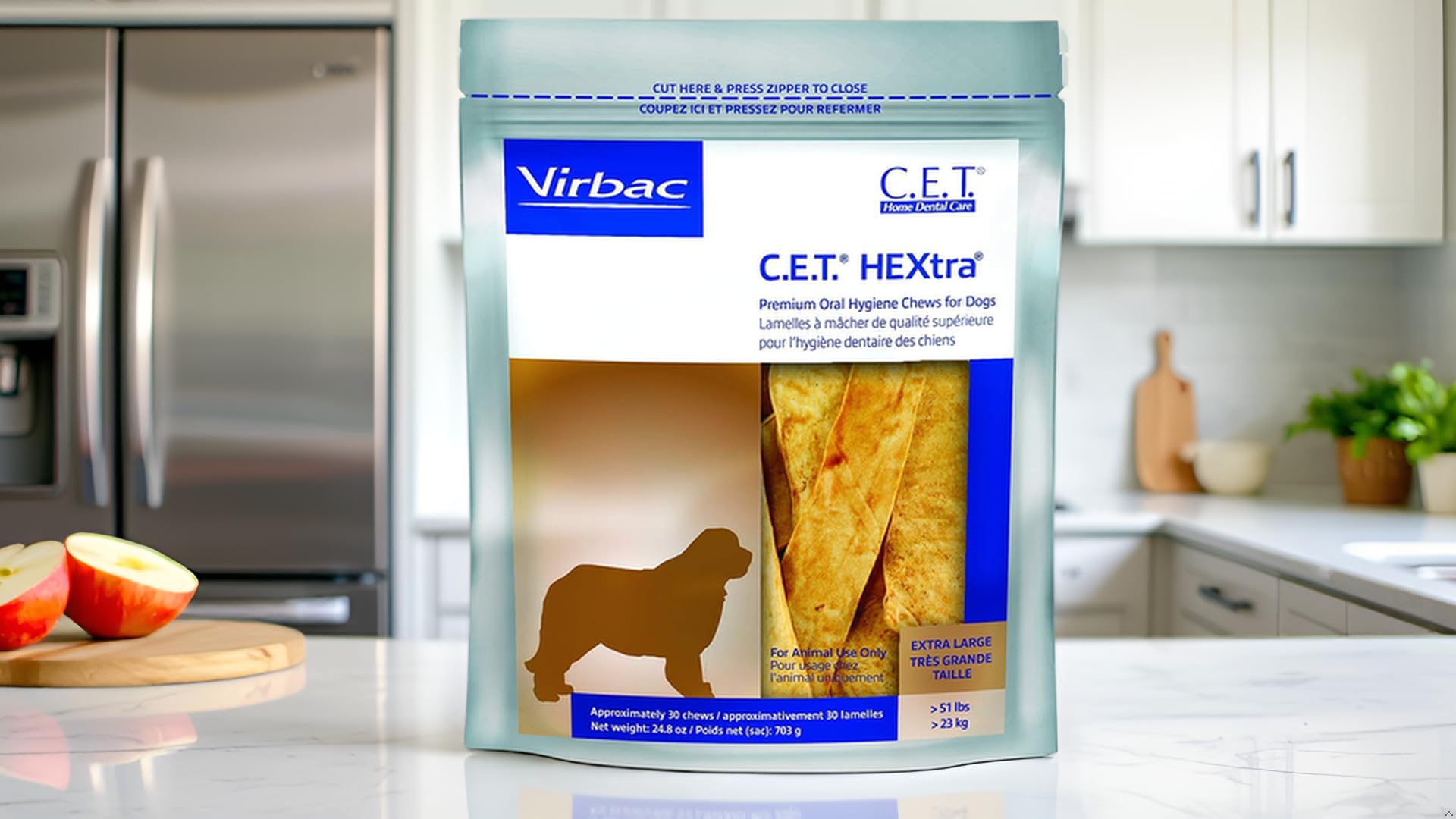 Virbac C.E.T. Hextra comparación de tamaño de masticable con una mano para escala