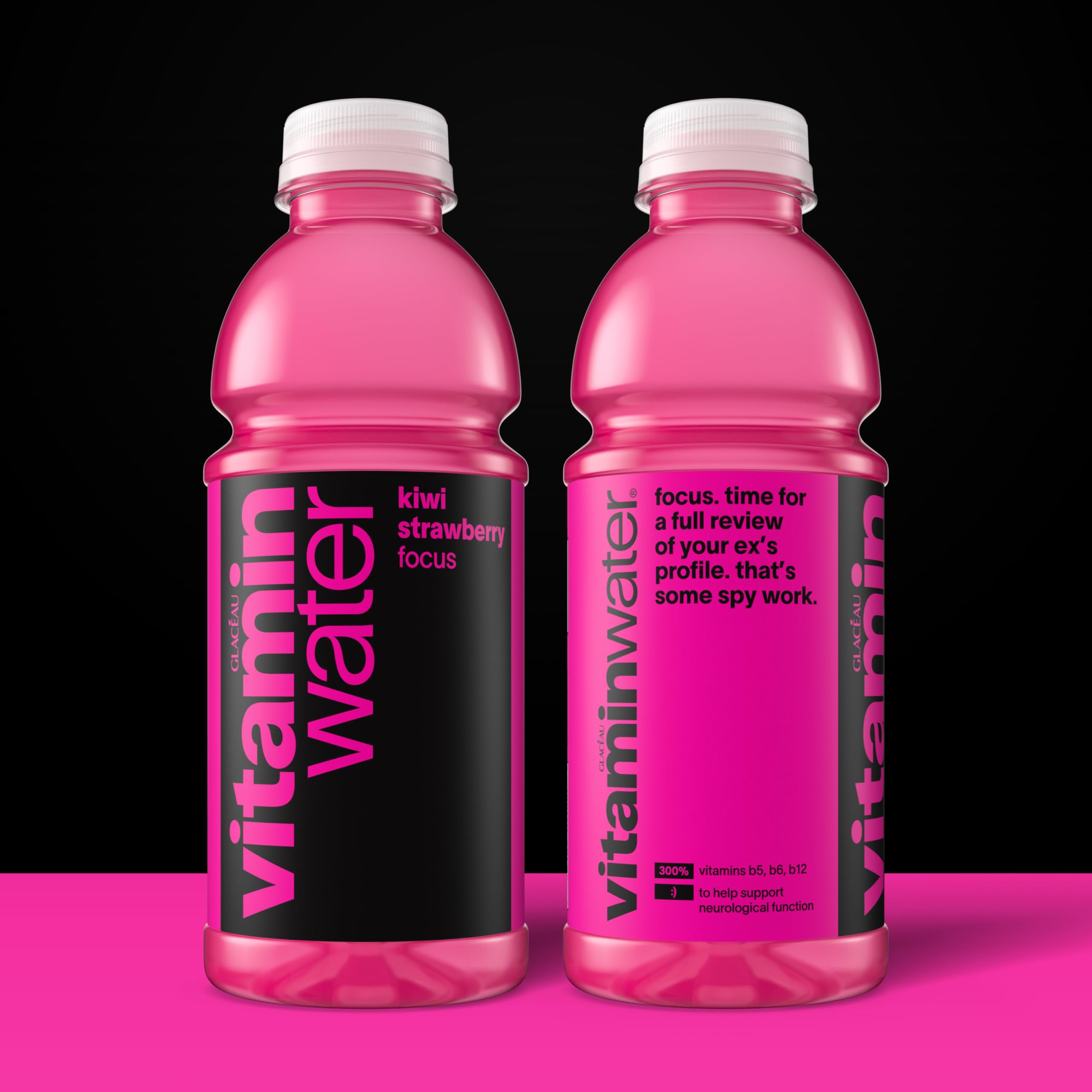 vitaminwater Focus botella en primer plano que destaca color y claridad