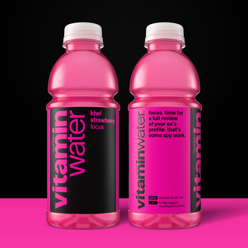 vitaminwater Focus botella en primer plano que destaca color y claridad