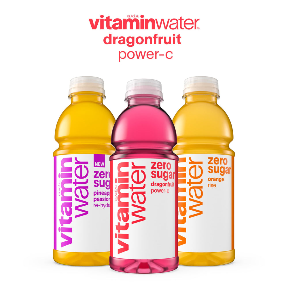 vitaminwater bebida junto a equipo de gimnasio para hidratación práctica