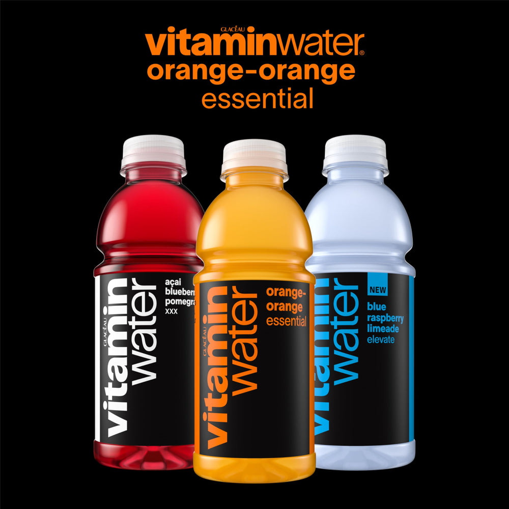vitaminwater botella junto a pesas en gimnasio, hidratación con sabor durante ejercicio