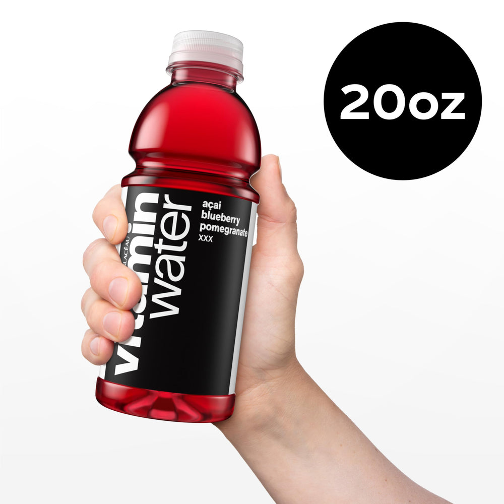 vitaminwater botella en mano en ambiente urbano para hidratación rápida