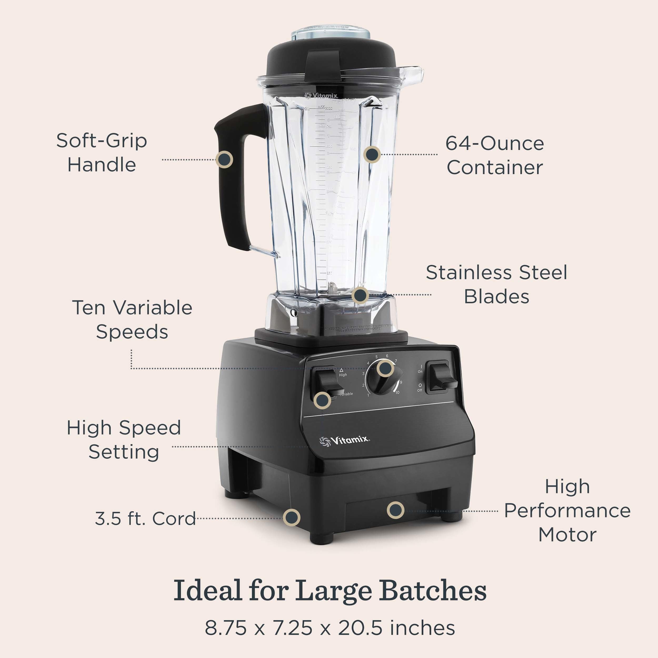 Vitamix 5200 recipiente de 64 oz junto a una taza para comparar tamaño