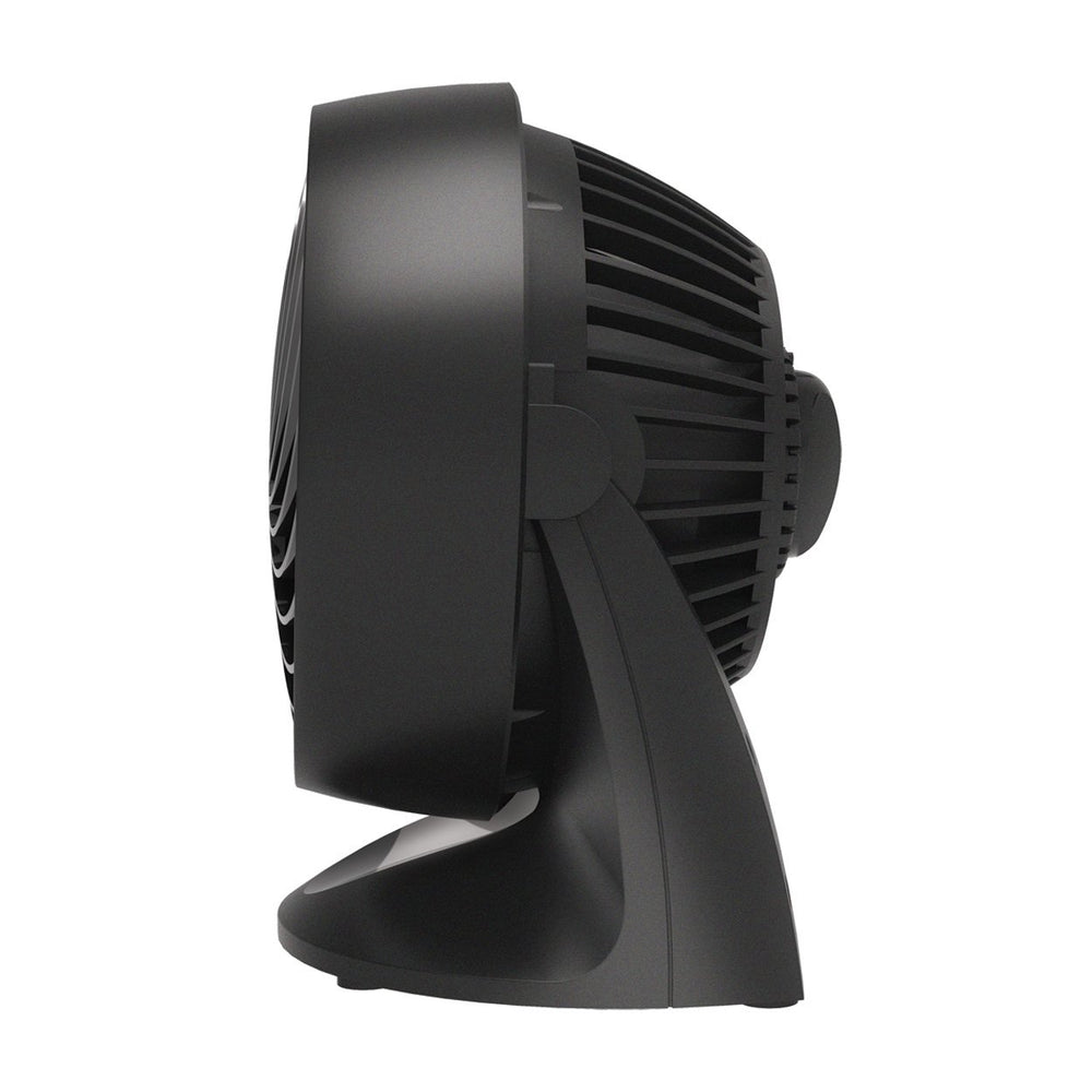 Vornado 133 junto a una libreta para comparar tamaño y mostrar su perfil compacto