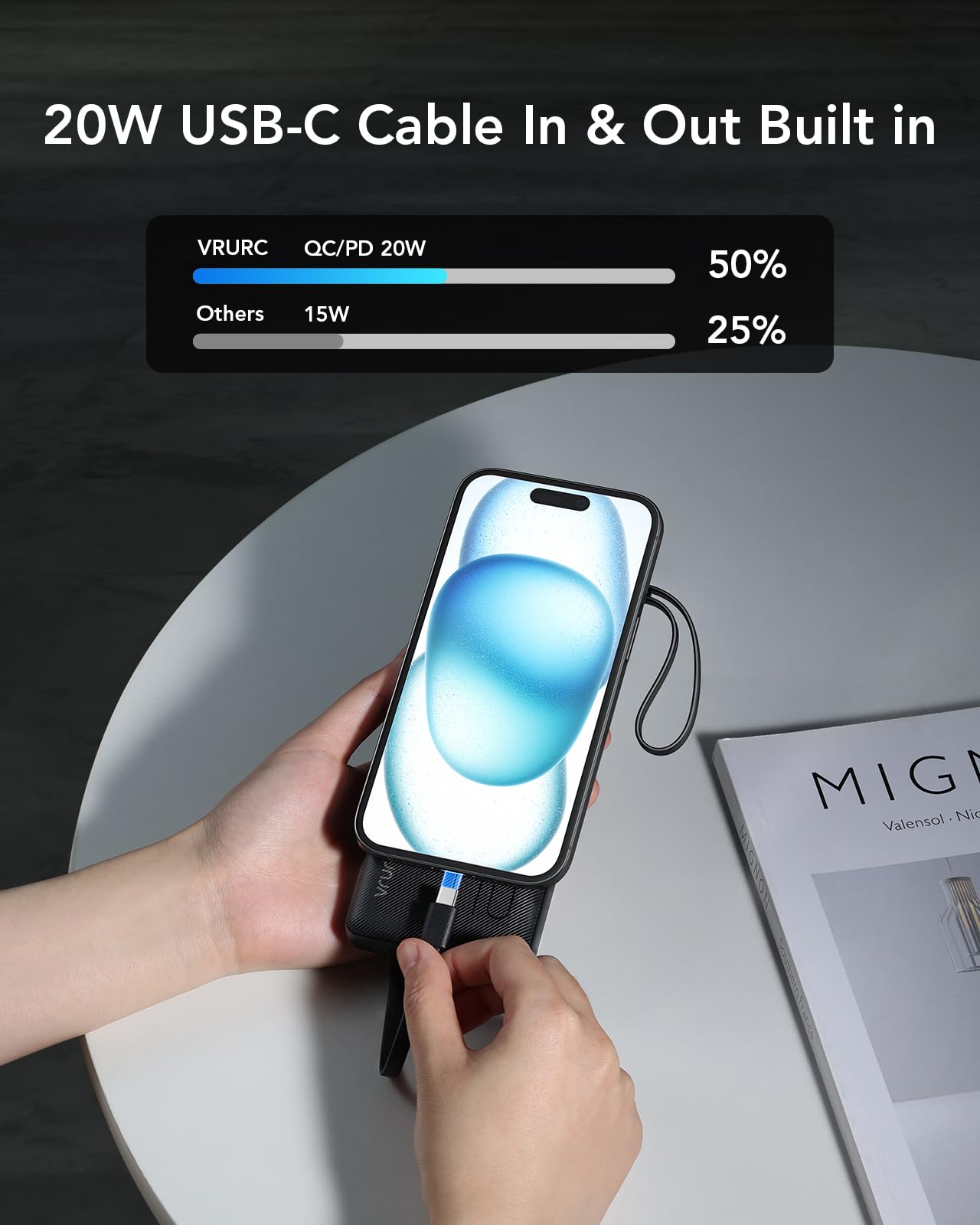 VRURC power bank en mano demostrando su peso ligero y tamaño de bolsillo