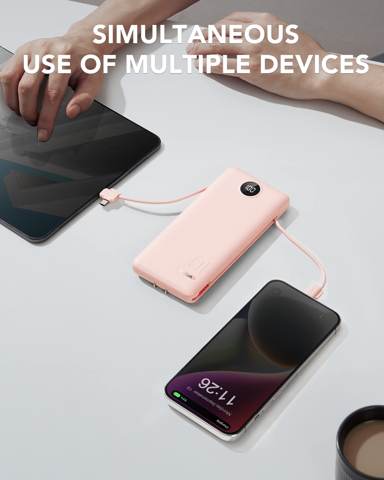 VRURC power bank en uso cargando un teléfono para energía móvil fiable