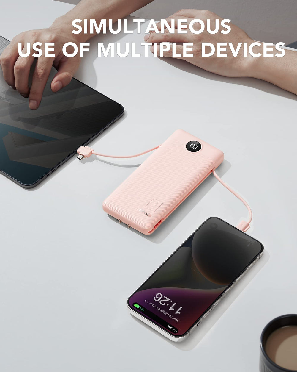 VRURC power bank en uso cargando un teléfono para energía móvil fiable