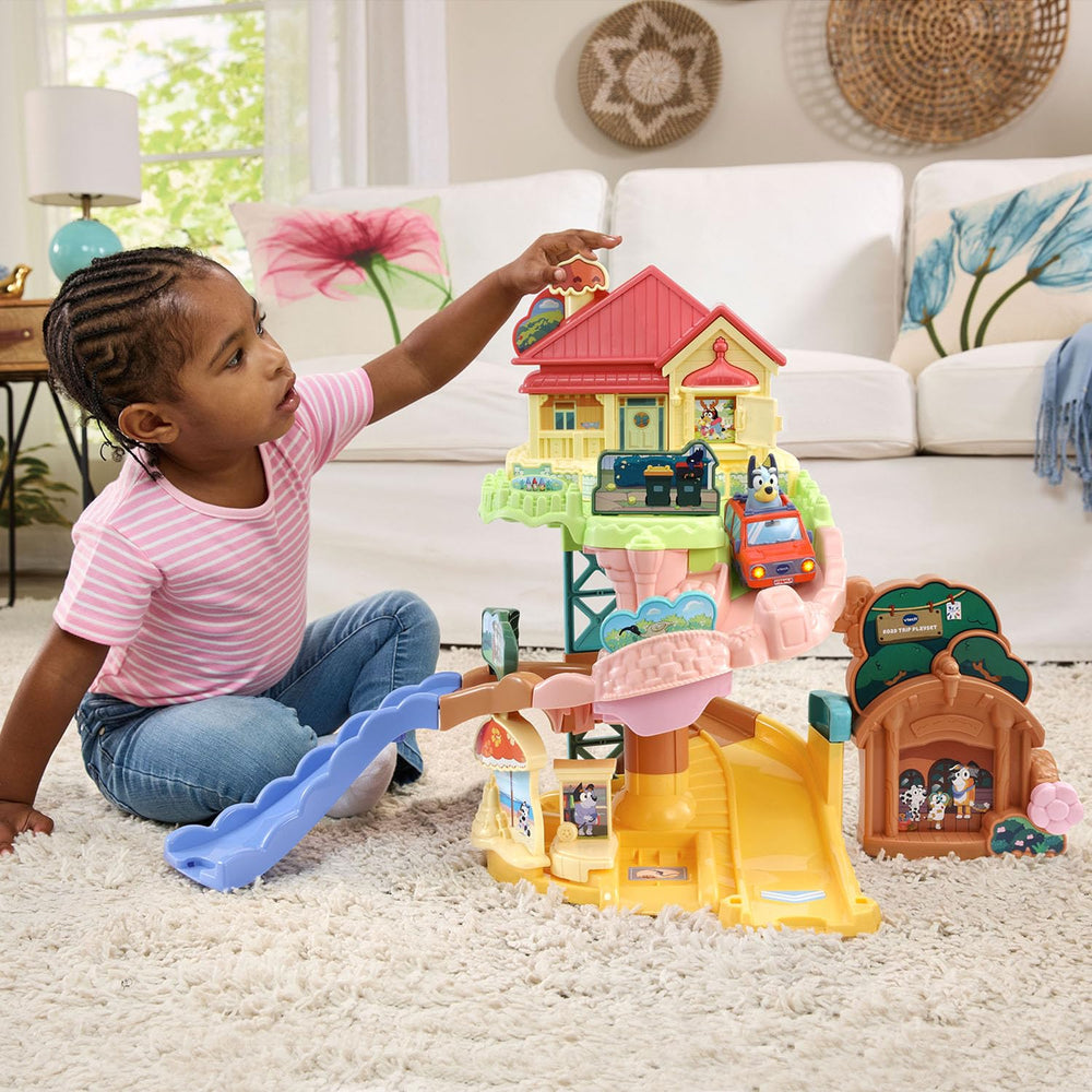 VTech Bluey comparación de escala con manos de niño para referencia de tamaño