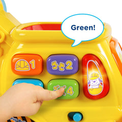 VTech bulldozer sostenido por una mano infantil, favorece agarre y empuje