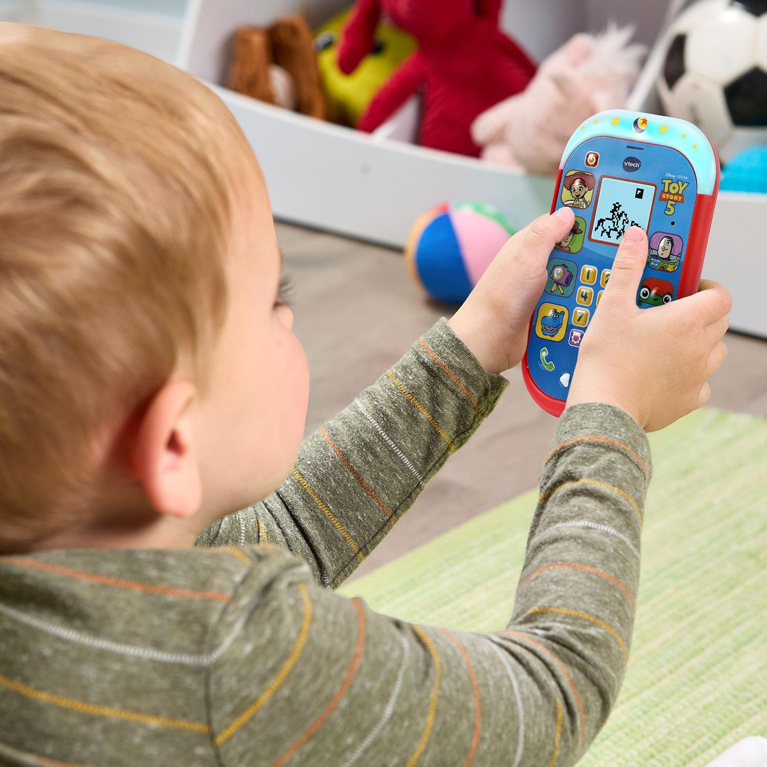 VTech niño jugando con el teléfono desarrollando habilidades tempranas