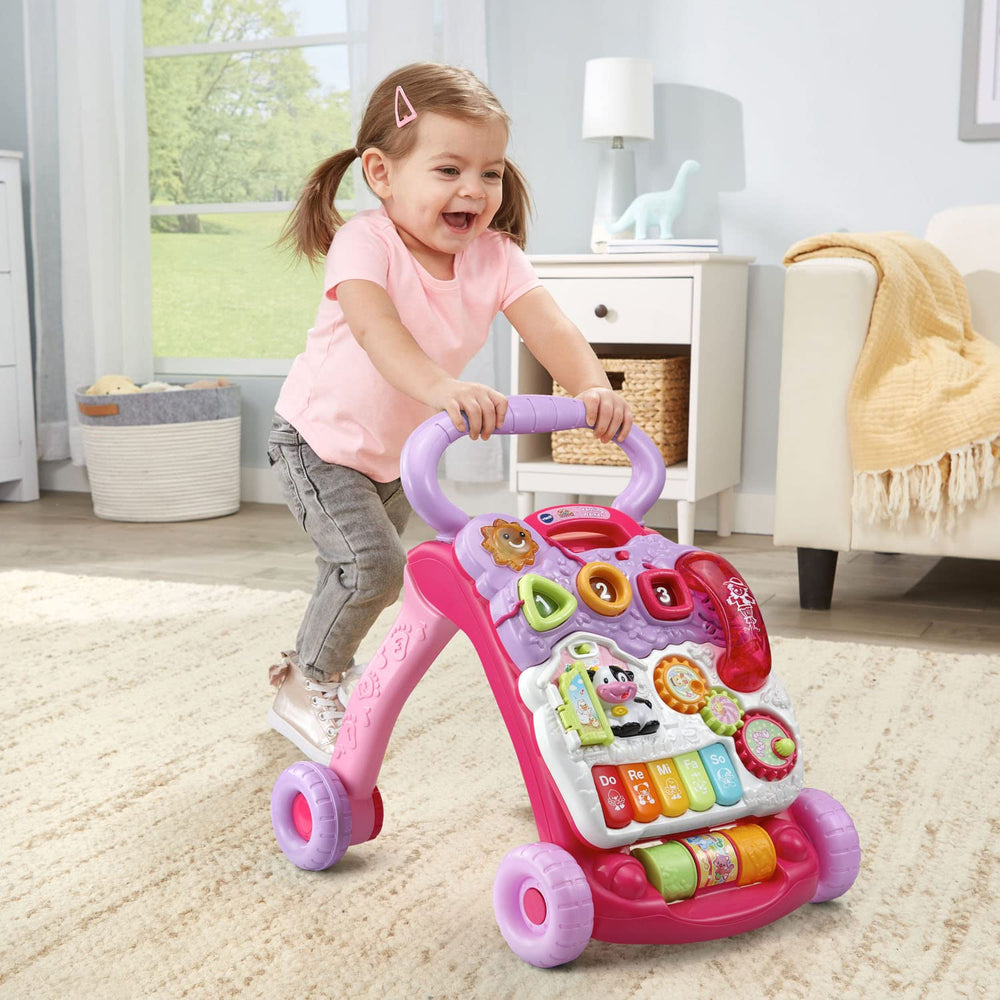 VTech andador en sala de estar rosa mostrando integración en entorno familiar