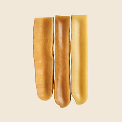 Perro grande masticando WAG Yak Cheese para entretenimiento prolongado