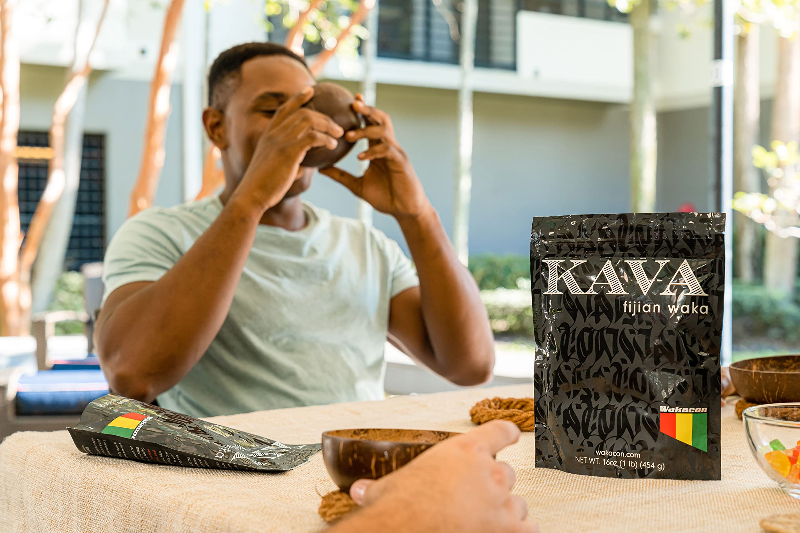 Bebida de kava Wakacon servida en mesa rústica, estética isleña y reconfortante