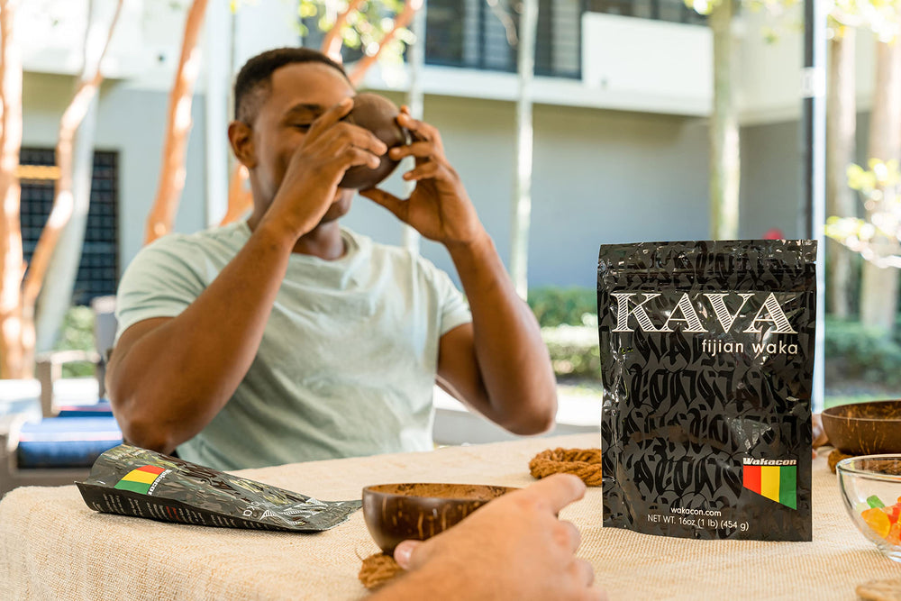 Bebida de kava Wakacon servida en mesa rústica, estética isleña y reconfortante