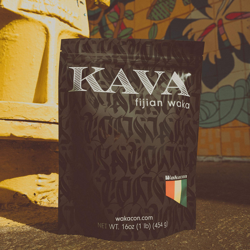 Detalle del color oscuro y granulado del polvo de kava Wakacon, potencia evidente