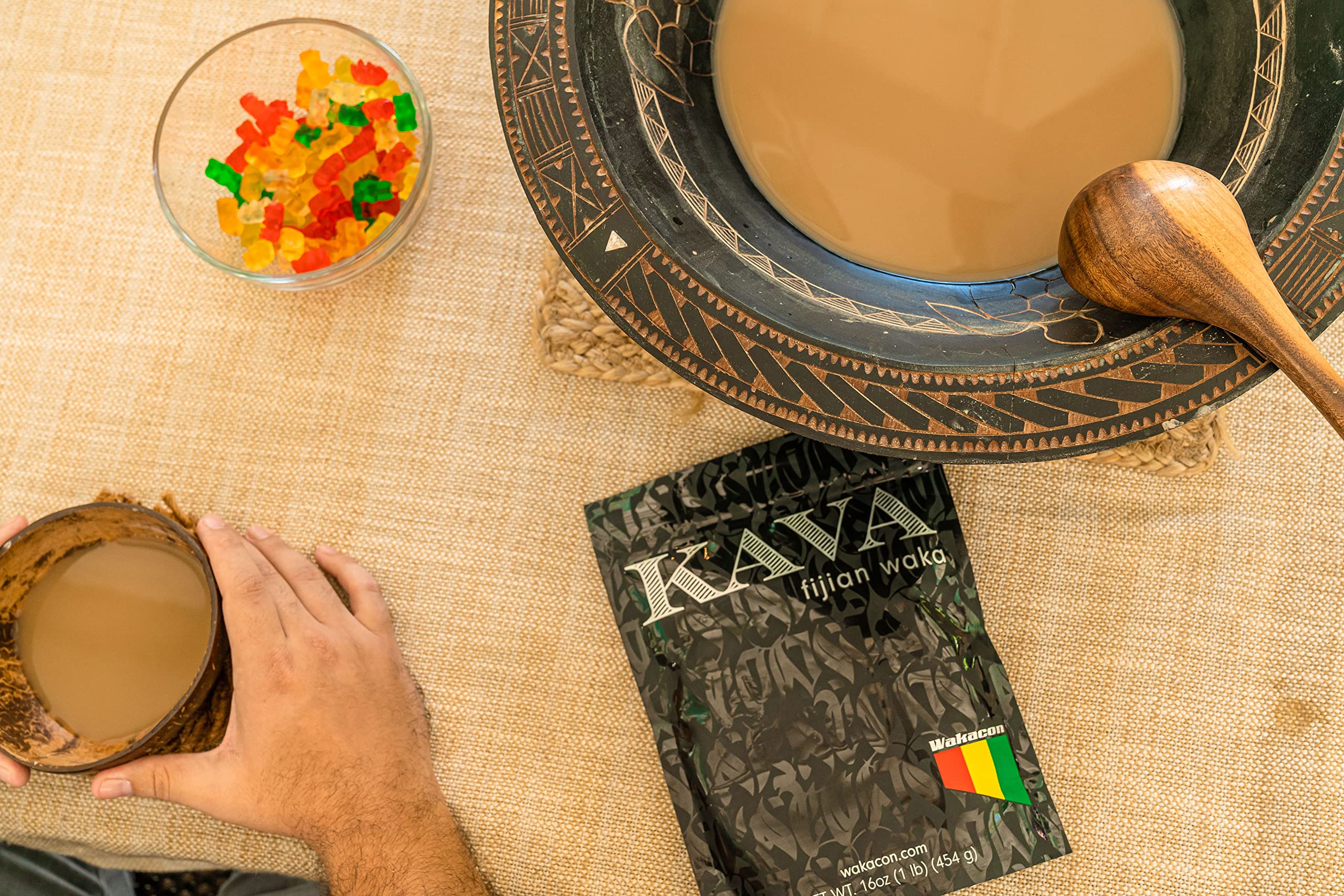 Persona sosteniendo taza preparada con Wakacon kava, disfrutando sabor terroso