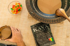 Persona sosteniendo taza preparada con Wakacon kava, disfrutando sabor terroso