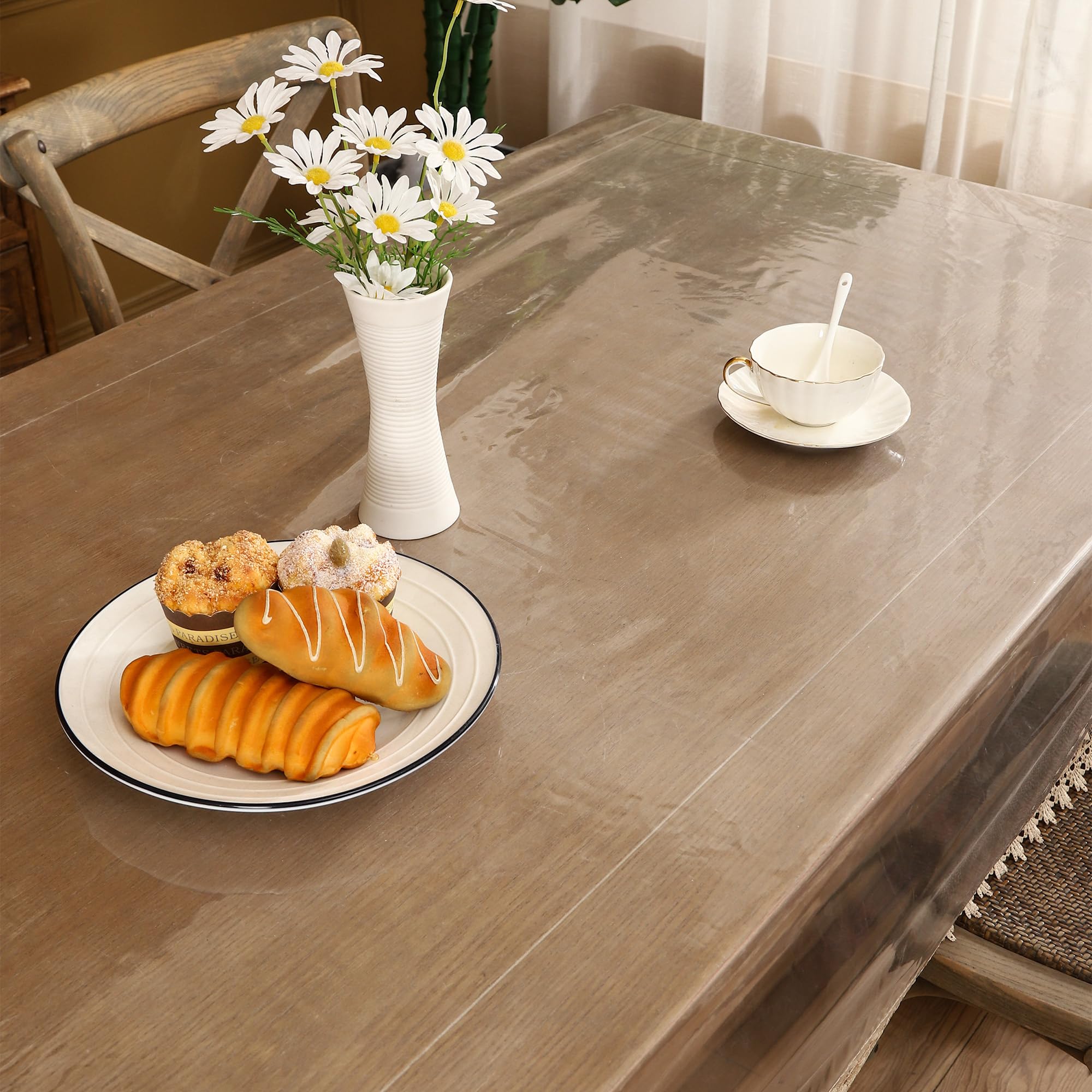 Walrus protector en mesa de comedor en uso, evita derrames y manchas