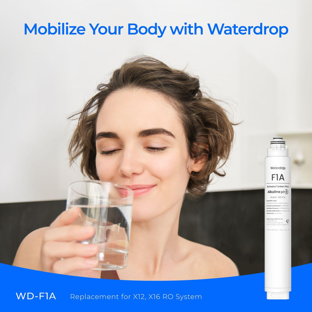 Waterdrop filtro F1A agua servida en vaso que resalta sabor mejorado