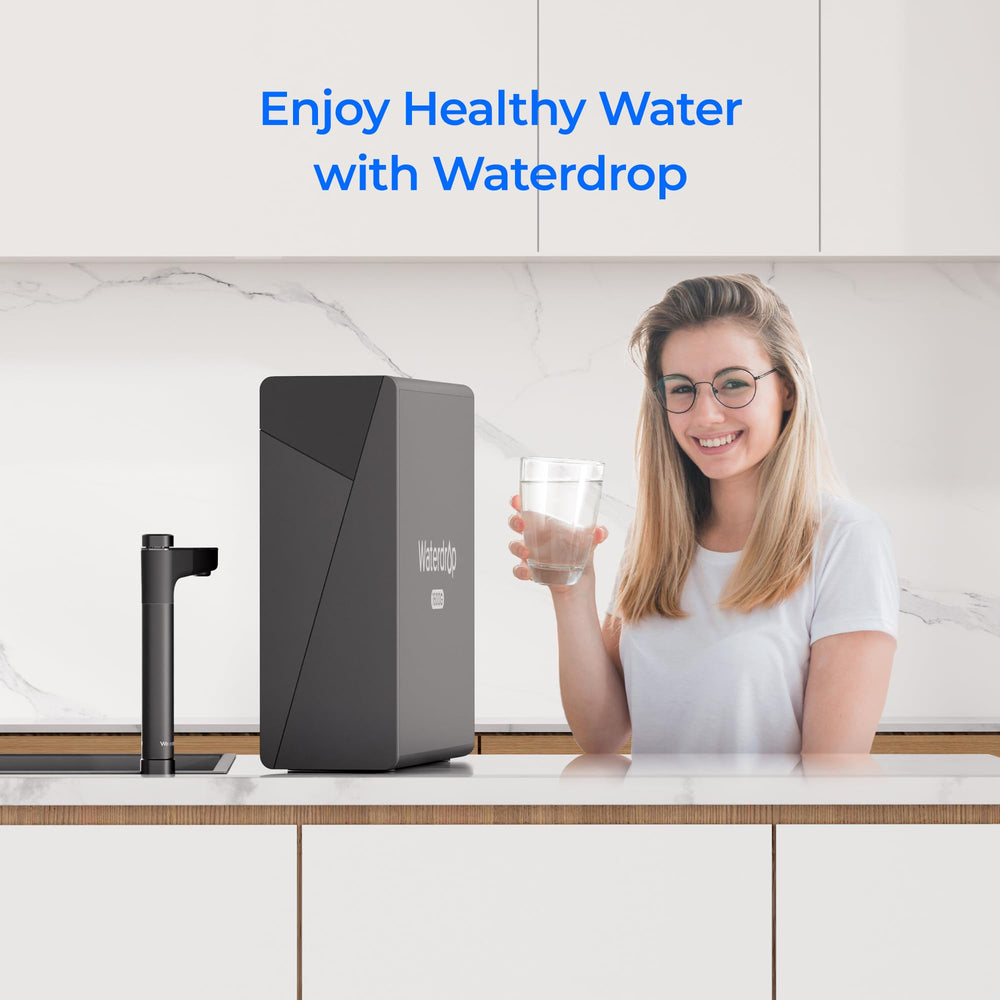 Waterdrop F2 ambientada en cocina moderna demostrando conveniencia doméstica