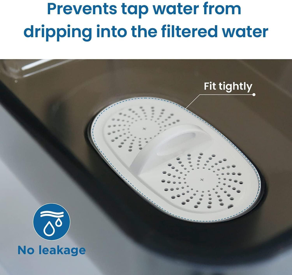 Escena en cocina con jarra Waterdrop y PF-01A aportando agua filtrada para la familia