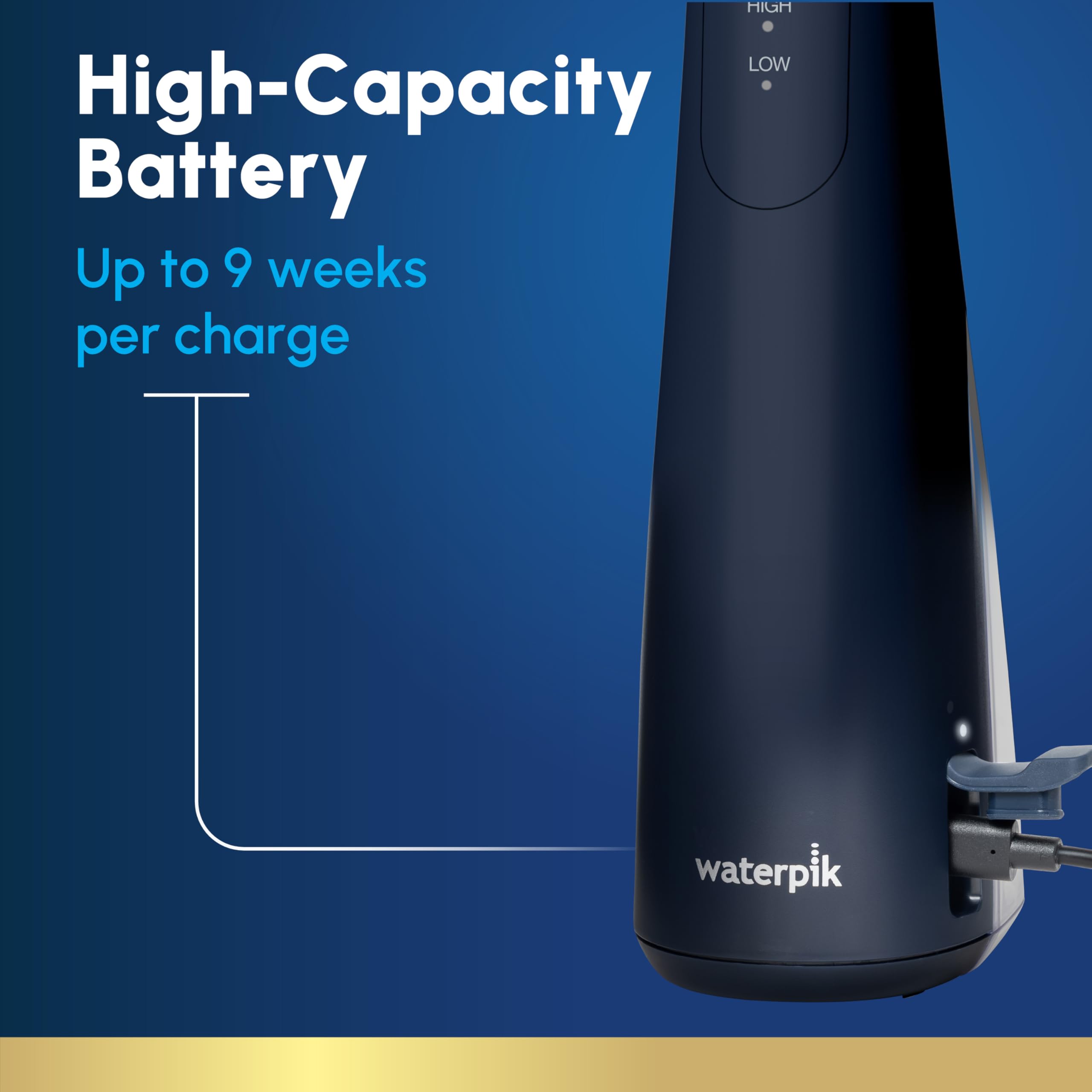 Waterpik comparación de tamaño en mano para mostrar la portabilidad y facilidad de transporte