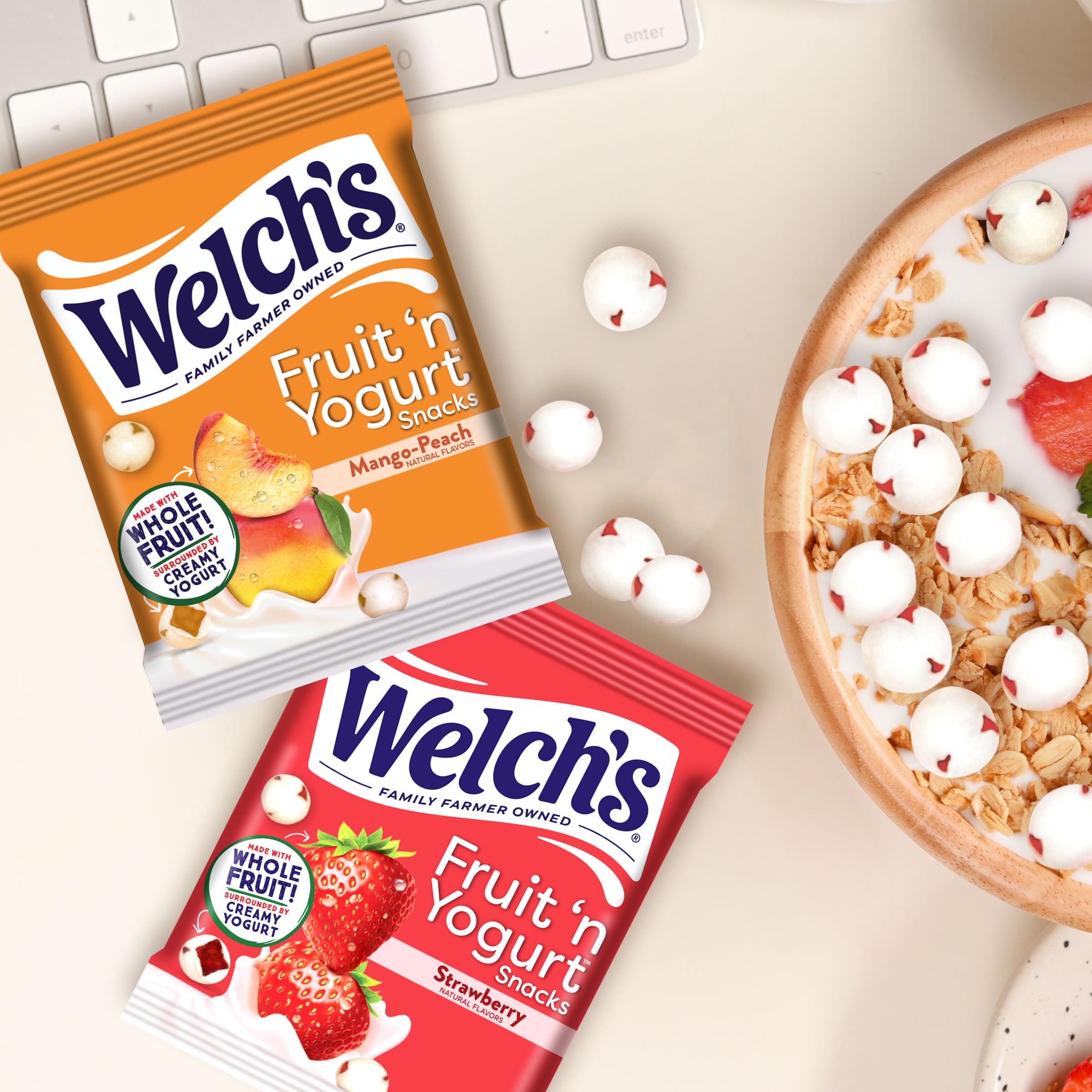 Welch's manos sosteniendo el snack individual, listo para comer en movimiento