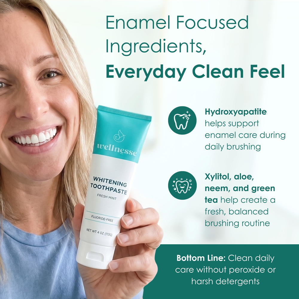 Wellnesse mujer usando pasta dental evidenciando frescor y baja espuma