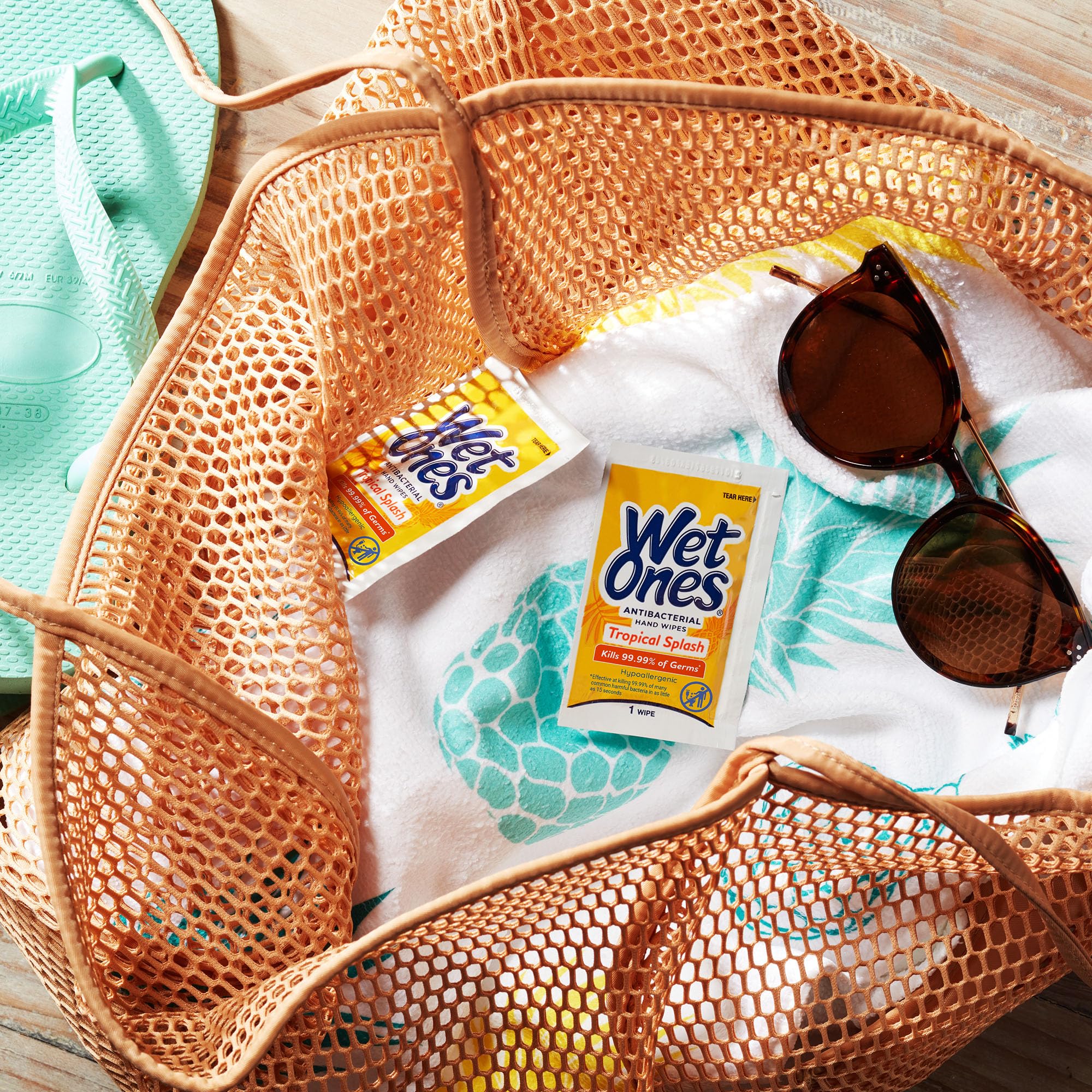 Persona usando Wet Ones en manos tras picnic, Wet Ones elimina suciedad sin agua