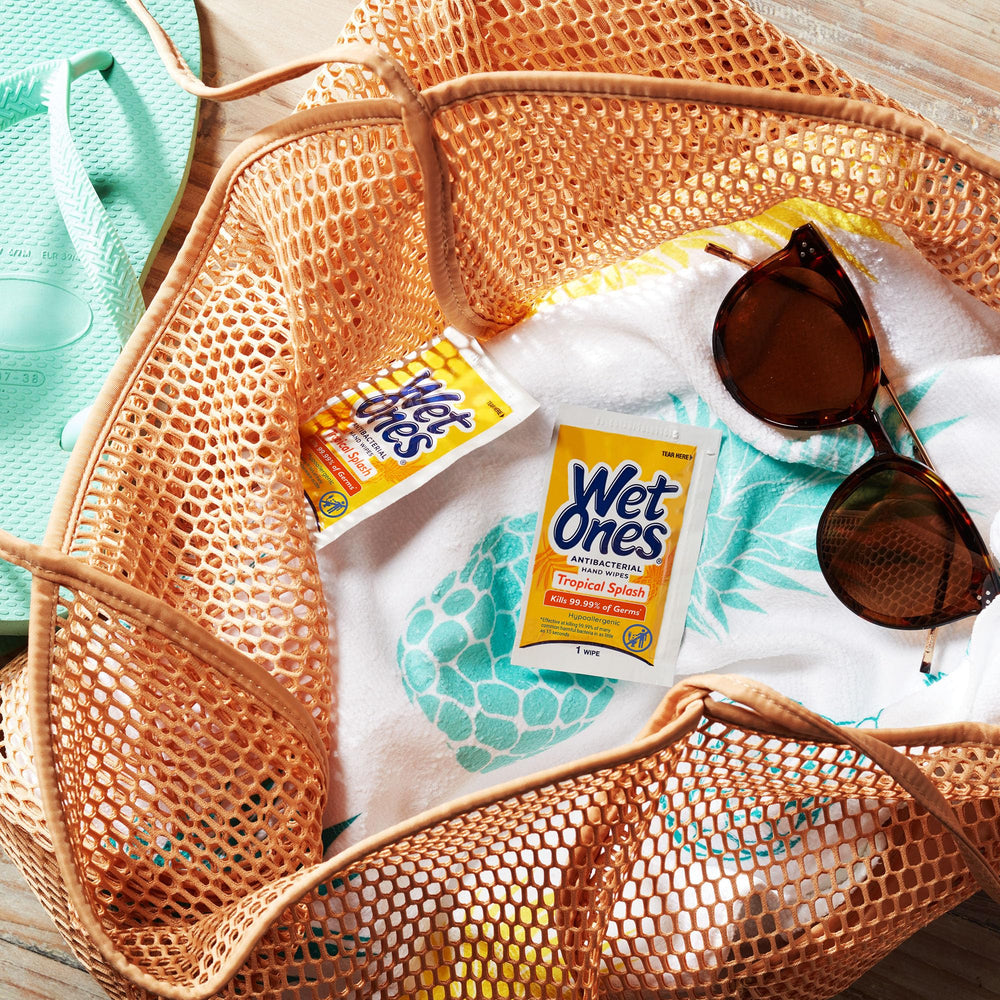 Persona usando Wet Ones en manos tras picnic, Wet Ones elimina suciedad sin agua