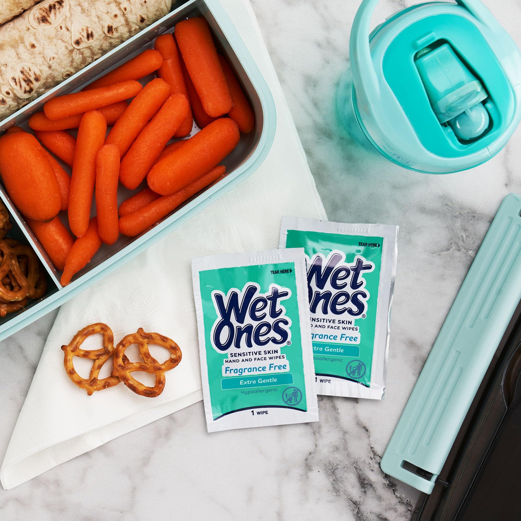 Wet Ones ingredientes aloe y pepino visible para hidratación calmante