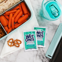 Wet Ones ingredientes aloe y pepino visible para hidratación calmante