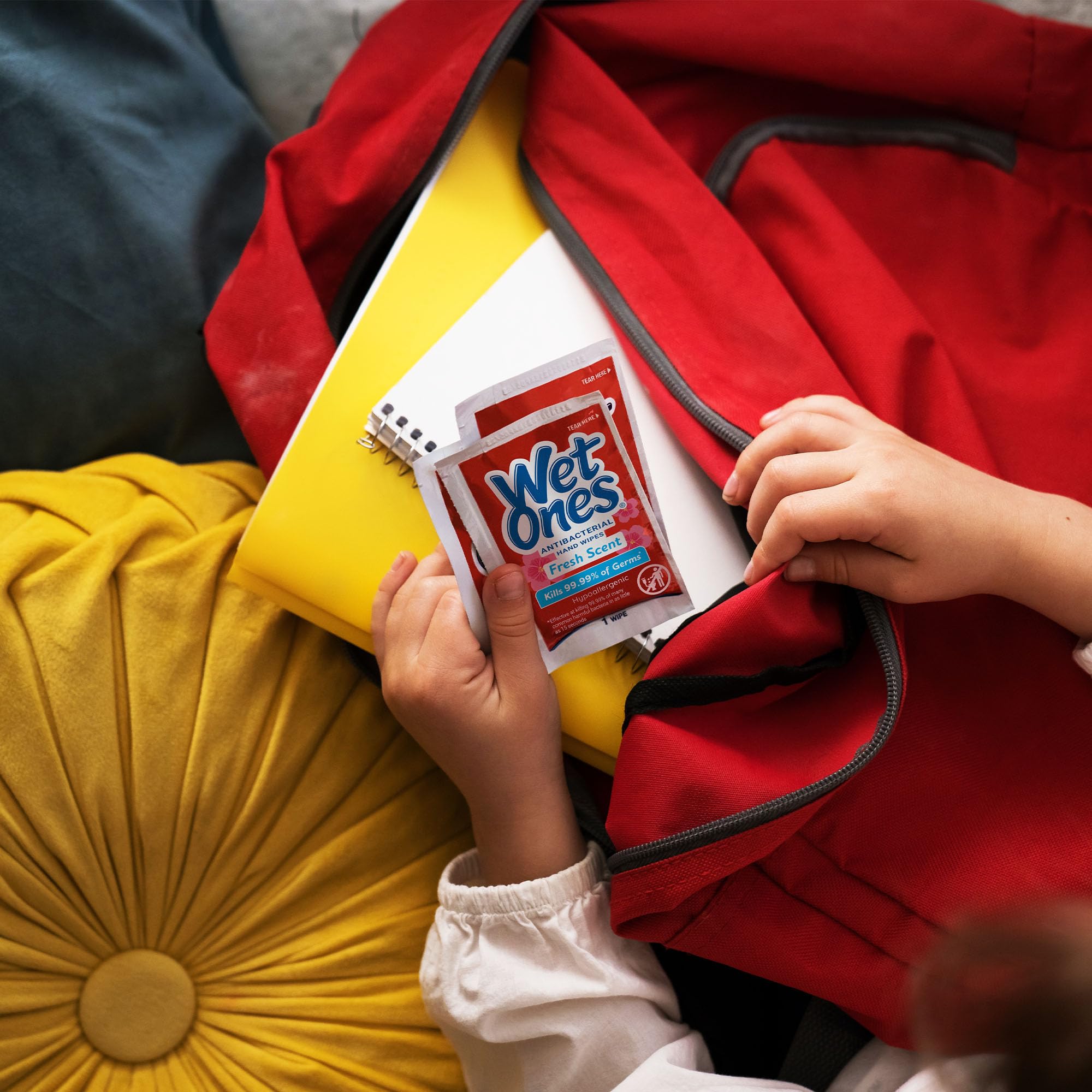 Comparación de tamaño Wet Ones Single junto a un smartphone como escala