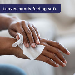 Wet Ones toallita desplegada mostrando textura suave y absorbente