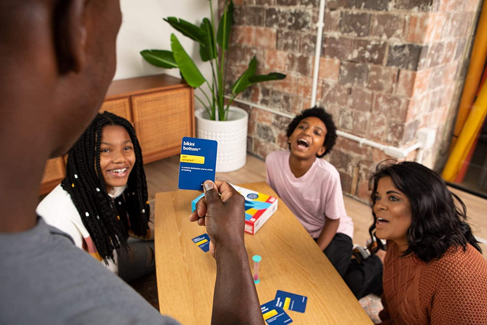 WHAT DO YOU MEME? primer plano de cartas con frases gibberish y pistas para jugar rápido